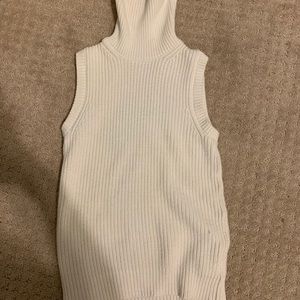 Cut white no sleeve turtle neck